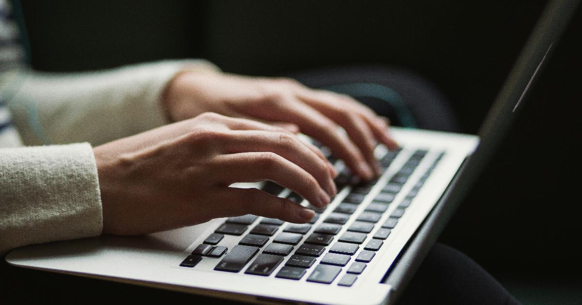 Скриншот ноутбука с открытым GitHub и инструментом для проверки доступности в open source-проекте