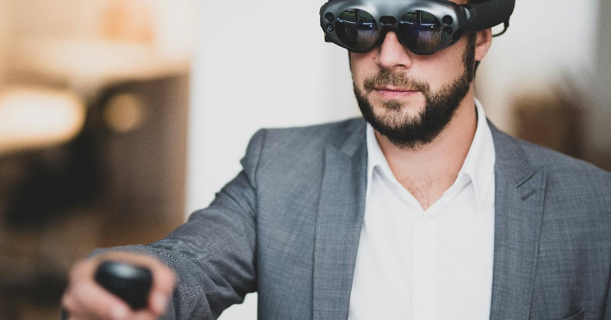 Hands-free управление глазами, морганием и голосом работает только при хорошей калибровке, стабильном свете и низкой задержке