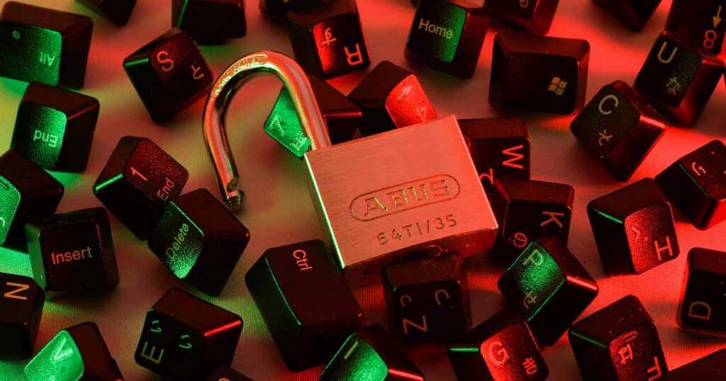 Безопасность цепочки поставки ПО требует не только сканеров, но и pinning, SBOM, провенанса и контроля доступа к сборке и деплою.