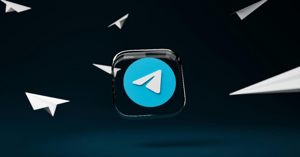 Соло-оператор проверяет алерт в Telegram, поддерживая автоматизацию живой без команды и облака