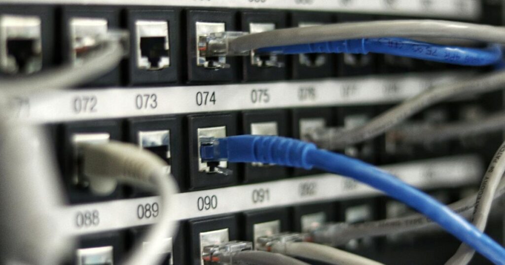 Схема локальной сети с NAS и бэкапом: VLAN не ускоряет сеть, а лишь помогает разделить трафик и снизить конкуренцию за канал.