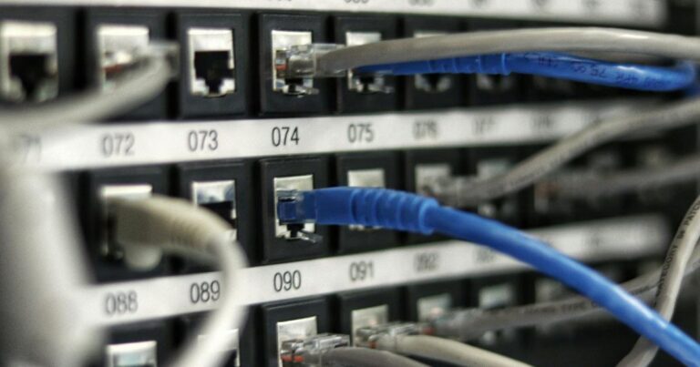 Схема локальной сети с NAS и бэкапом: VLAN не ускоряет сеть, а лишь помогает разделить трафик и снизить конкуренцию за канал.