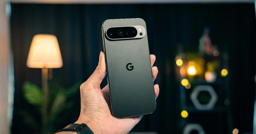 Google Pixel 11 Pro со стеклянной задней панелью и камерной системой, символизирующий премиальный Android флагман с интеграцией Gemini AI