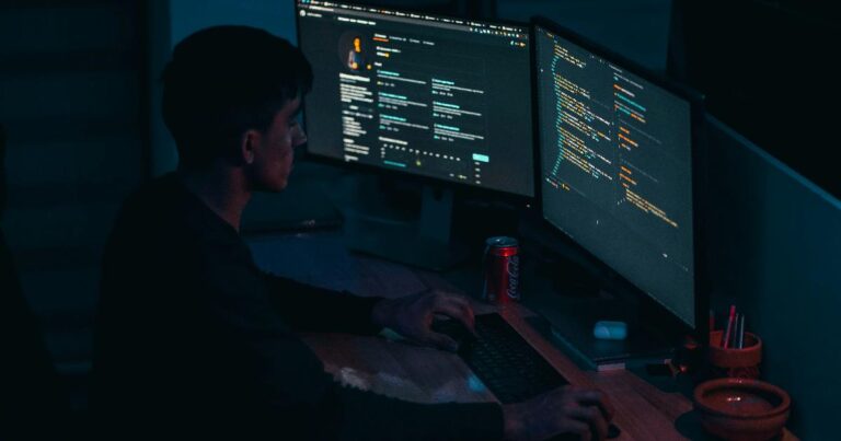Сцена в офисе с разработчиком, который проверяет сгенерированный код; код подешевел, но разработка по-прежнему требует ревью и решений